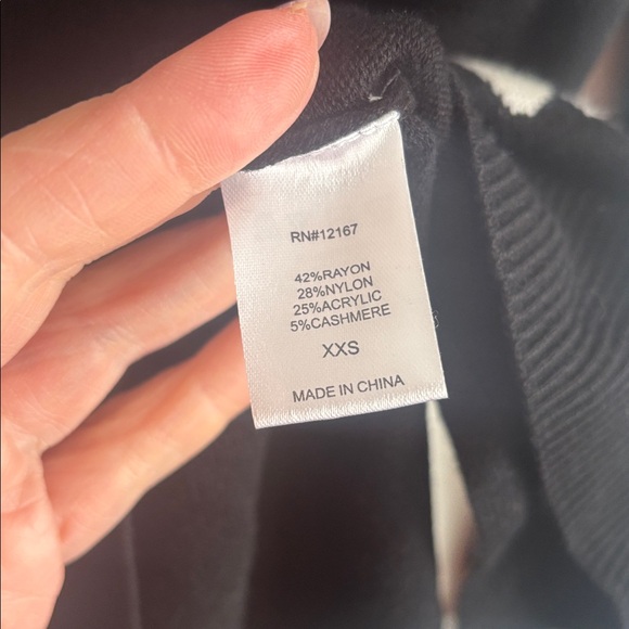 Laurie Felt |Cashmere Blend Navy V-Neck w/Daisy Pattern XXS - Picture 5 of 7